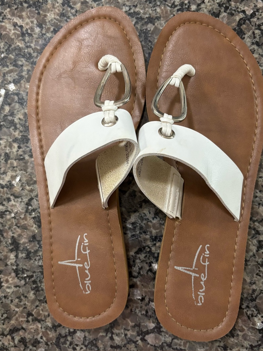 Like new Bluefin White Toe-Loop Sandals. Sz 8.
